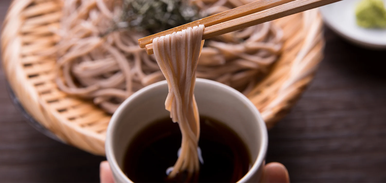 Cold soba being dipped into sauce, from Sobaya's official website.